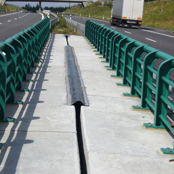 anticorrosion protection of crash barrier of railing of bridge